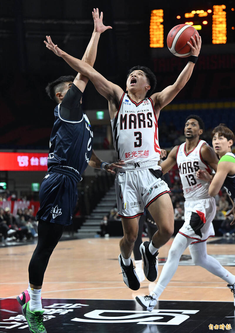 戰神丁聖儒上籃得分。（記者林正堃攝）