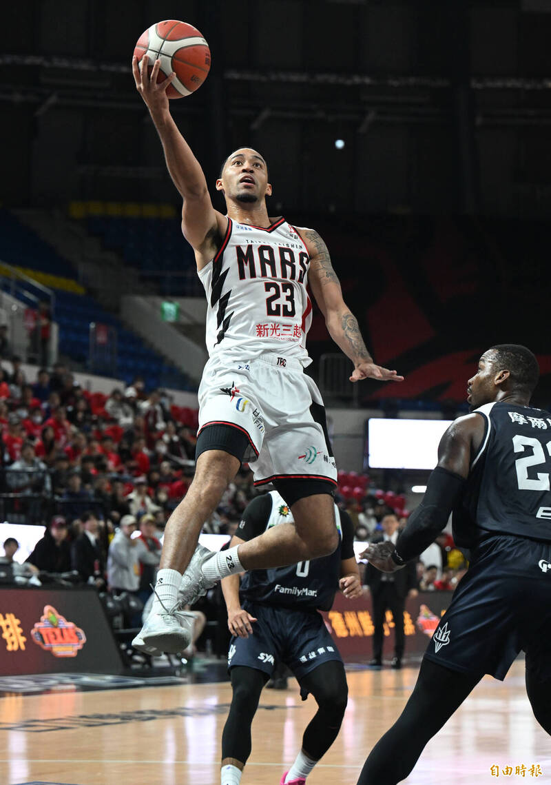 戰神錢肯尼上籃得分。（記者林正堃攝）