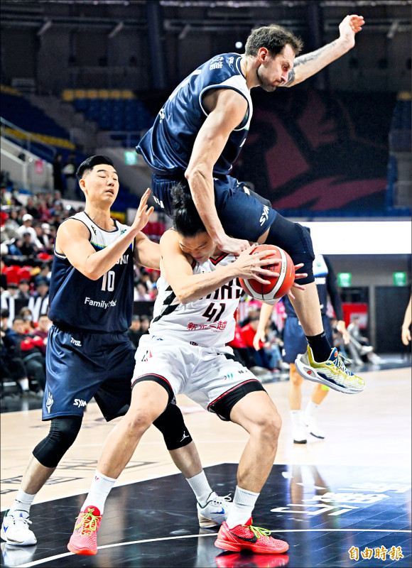 戰神蘇奕晉假動作騙到海神洋將艾德犯規。 （記者林正堃攝）