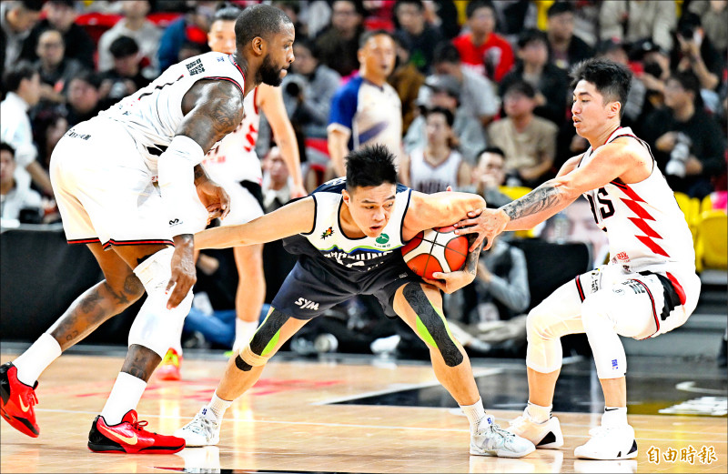 海神陳懷安（中）遭戰神兩名球員包夾。 （記者林正堃攝）