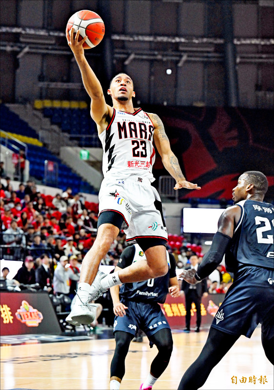 錢肯尼關鍵時刻發威，助戰神擊退海神。 （記者林正堃攝）