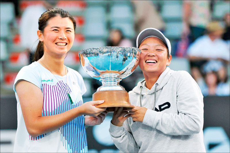 吳芳嫺（左）／蔣欣玗聯手奪下奧克蘭女網賽雙打金盃。 （法新社）