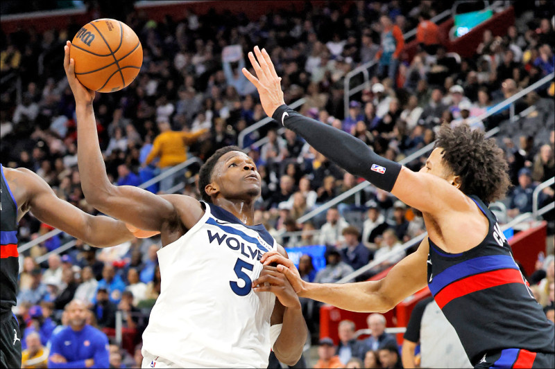 同為選秀狀元出身的灰狼隊愛德華茲（左）與活塞隊坎寧安（右）同場較勁，愛德華茲雖然得分較高，但灰狼卻輸球。 （今日美國）