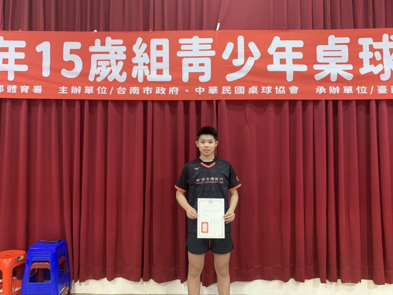 金石乒乓球館小將陳凱程，以7連勝摘下15歲國手排名賽第一名。（取自合庫桌球隊臉書）