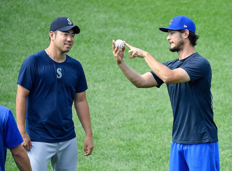 圖為2019年當時效力水手的菊池雄星（左），與曾待過小熊的達比修有（右）在賽前聊天。（資料照，法新社）