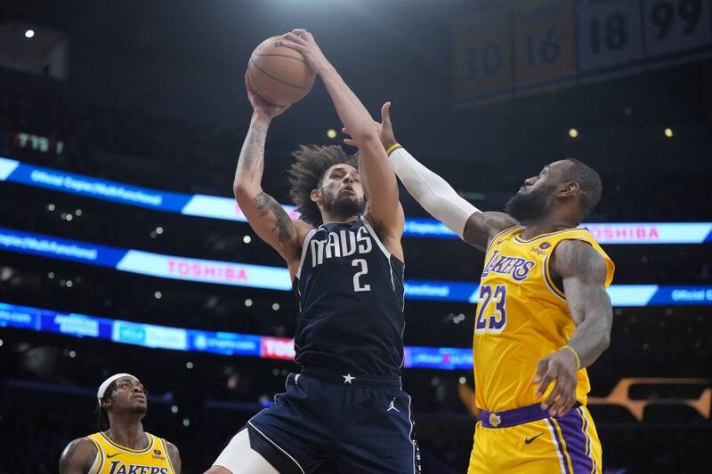 湖人交手獨行俠。（資料照）