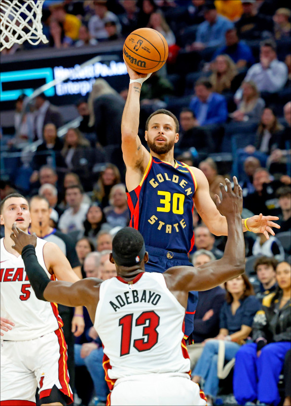 柯瑞雖飆31分，但生涯首度連兩場0助攻，勇士最終不敵熱火。（歐新社）