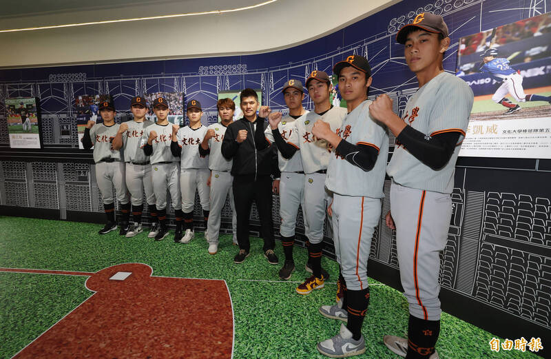 文化大學棒球隊六十週年特展。（記者吳清正攝）