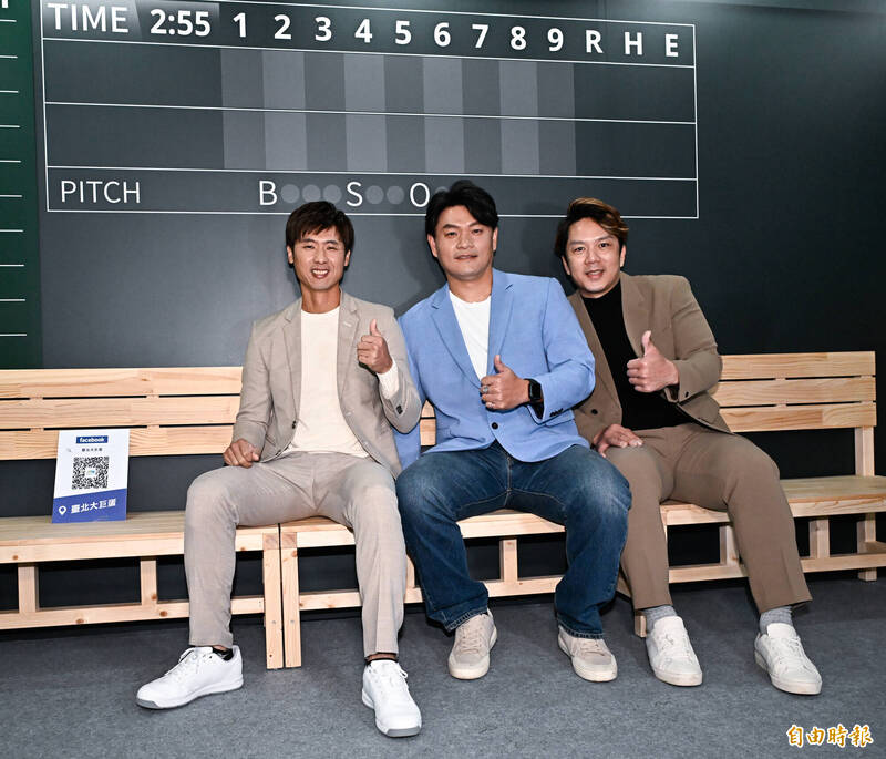 「From Dome To Future 巨誕」在大巨蛋B2 515空間展出，邀請在大巨蛋引退的三位球星官大元（右起）、周思齊與潘威倫提供球衣與球具，讓民眾可以近距離觀賞。（記者陳志曲攝）