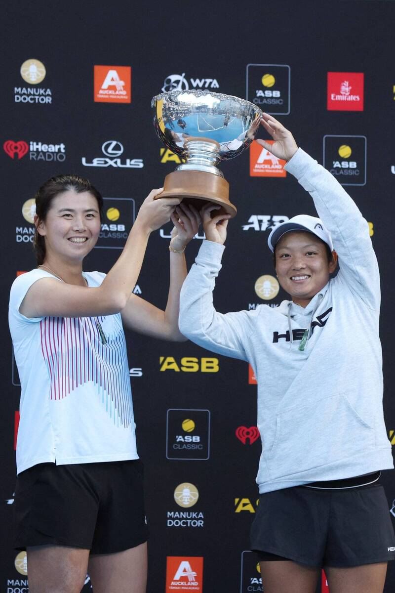 吳芳嫺與蔣欣玗上週在奧克蘭女網賽攜手奪冠。（資料照，法新社）