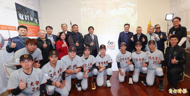 文化大學棒球隊六十週年特展。（記者吳清正攝）