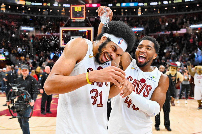 東西部龍頭正面交鋒，騎士多點開花，J.艾倫（左）進帳全隊最高的25分、11籃板，率隊斬斷雷霆隊史最長的15連勝。（法新社）