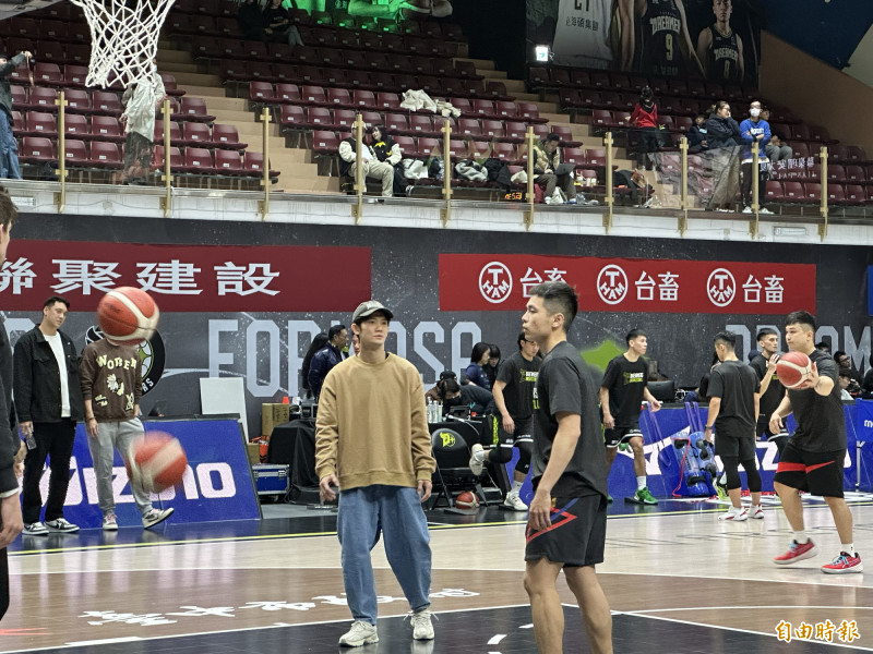 蔣淯安練球。（記者盧養宣攝）