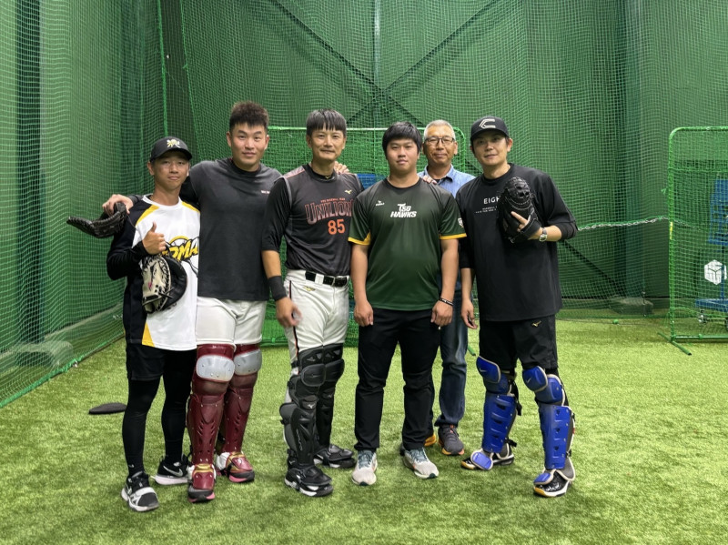凃壯勳跟林泓育季後赴日取經，找上日本業餘名捕綠川大陸（右一）學習偷好球精髓，樂天桃猿總教練古久保健二（右二）也在旁觀摩。（凃壯勳提供）