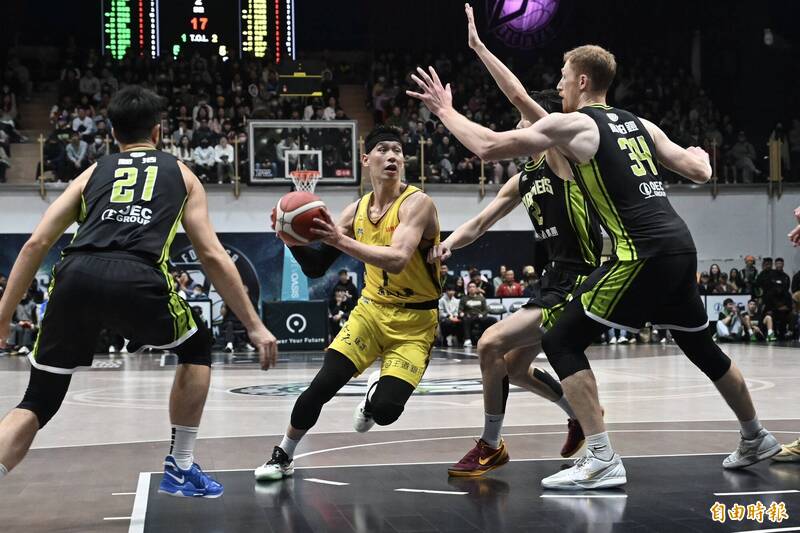 林書豪（中）。（記者廖耀東攝）