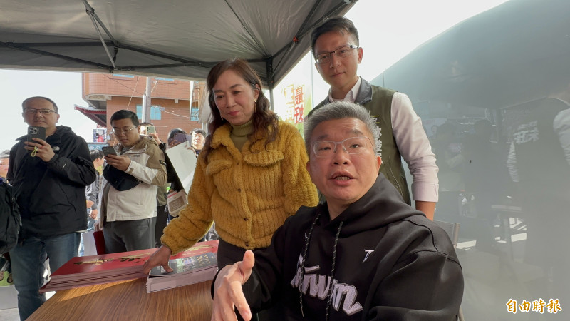 中職會長蔡其昌（右）到台南永康發送「台灣尚勇」春聯，民眾排隊等候簽名。（記者劉婉君攝）