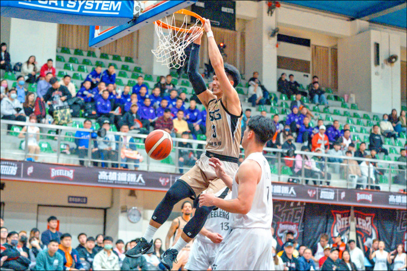 謝宗融（左）繳出代表作，助獵鷹擊敗鋼鐵人。（PLG提供）