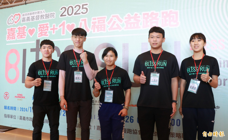 奧運女子舉重金牌陳葦綾（中）等多位好手，今天為嘉基公益路跑站台助陣。 （記者丁偉杰攝）
