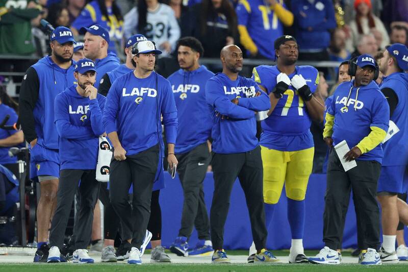 公羊教練團身穿洛杉磯消防局的T恤。（法新社）