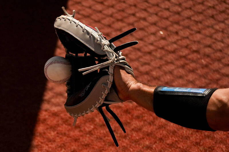 圖為大聯盟捕手春訓蹲捕接球。（資料照，美聯社）