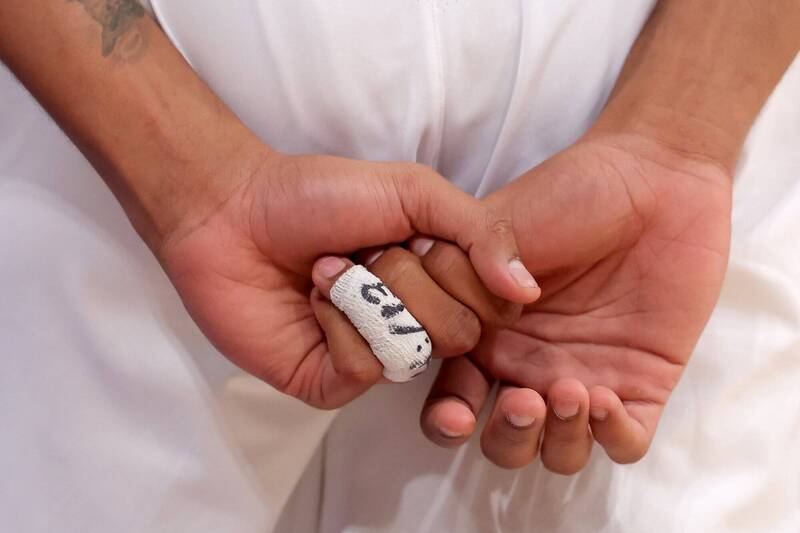 湯斯前一戰數度抓著扭傷的大拇指。（資料照，今日美國）