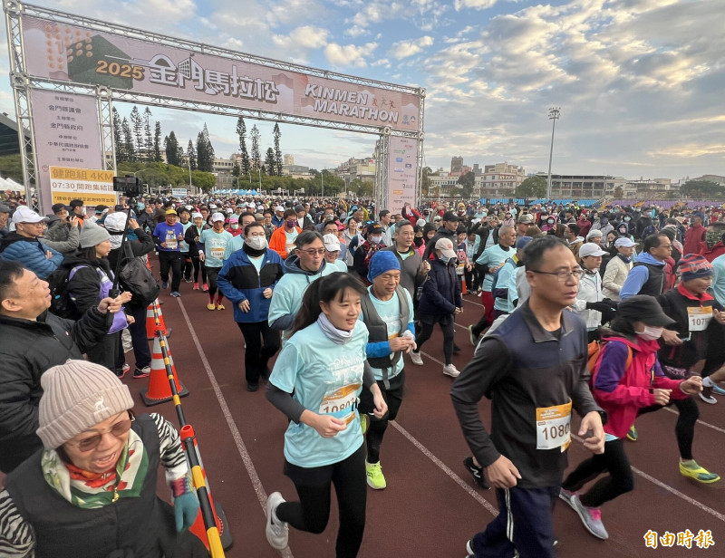 金門馬拉松在金城田徑場熱情開跑。（記者吳正庭攝）
