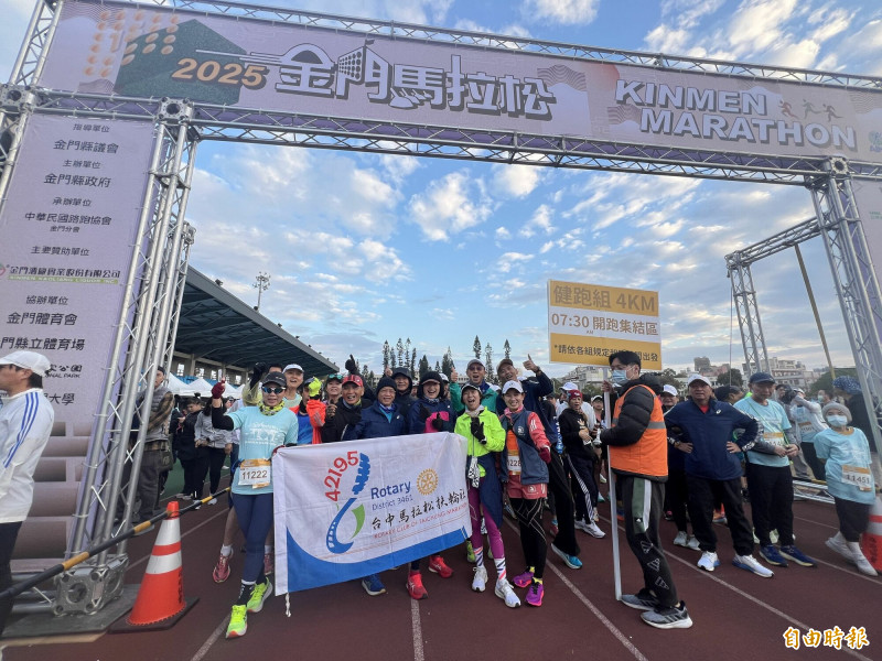 金門馬拉松在金城田徑場熱鬧啟動。（記者吳正庭攝）