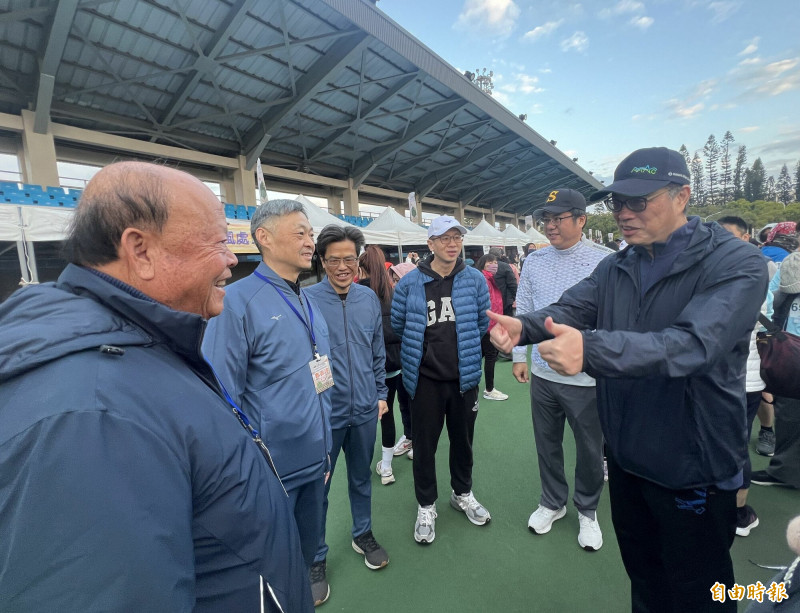 金門馬拉松登場，關注金門發展的行政院大陸委員會主委邱垂正（右）也跨海參加，看見老朋友縣議員洪成發也出席，大讚他精氣神十足。（記者吳正庭攝）