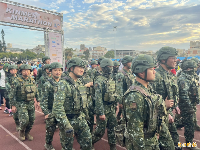 金門馬馬拉松登場，陸軍金門防衛指揮部弟兄也以整齊的軍裝到場共襄盛舉，為賽事增添活力與朝氣。（記者吳正庭攝）