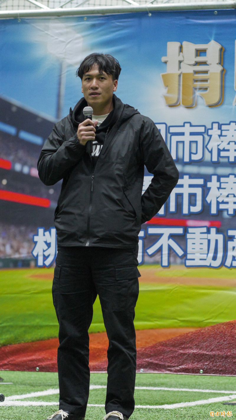 世界棒球12強賽奪冠功臣林立傳在12強賽事期間，與大學女同學打訊息「嘴砲」，遭女方前夫何姓男子恐嚇「250」萬元，林立至警局提告恐嚇，警方上週依恐嚇罪移送桃園地檢署偵辦，照片為林立上週於桃園平鎮出席三級棒球捐贈活動。 （資料照，記者黃政嘉攝）