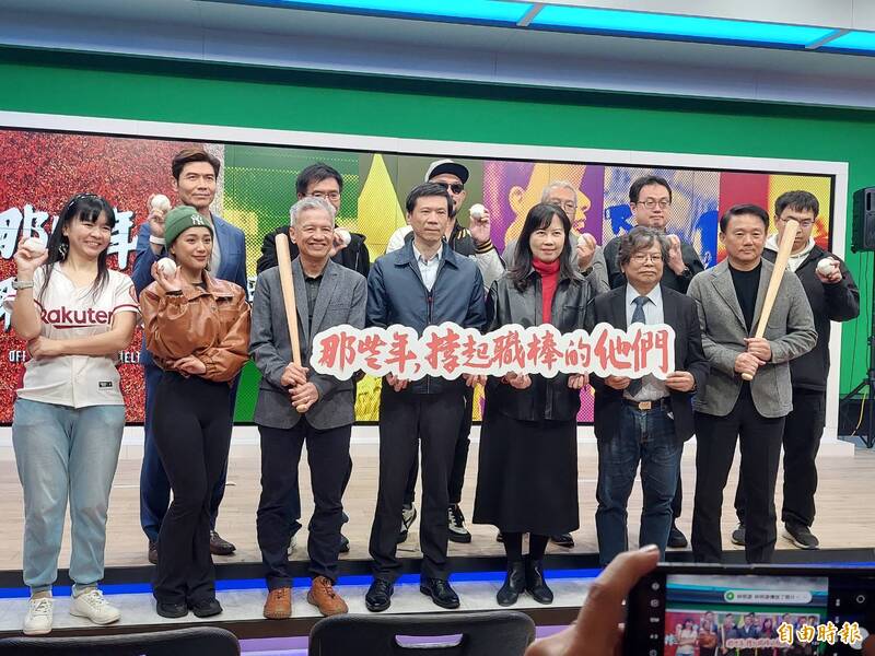 洪一中今（右）天他出席鏡電視《那些年，撐起職棒的他們》紀錄片播映記者會。（記者林宥辰攝）