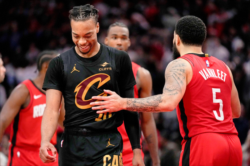 葛蘭德（左）罰球失準，騎士逆轉失利。（美聯社）