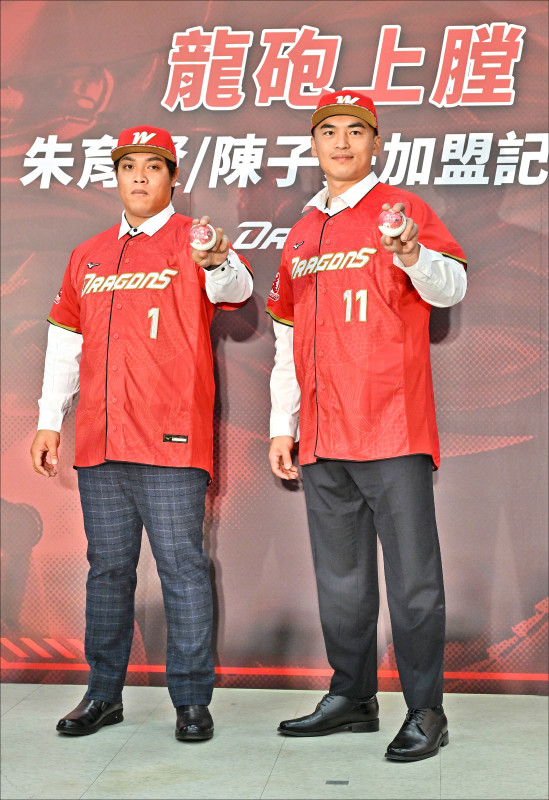 陳子豪（左）與朱育賢的左砲火力備受味全期待。（資料照）