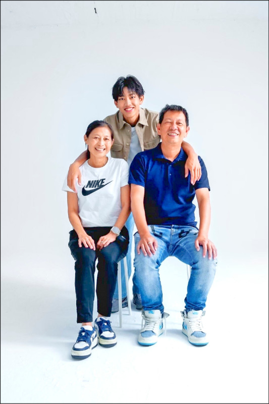 簡子傑與父親簡招旺、母親許玉芳。（啟程國際運動行銷提供）
