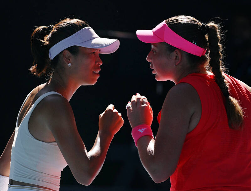 謝淑薇與奧絲塔朋科。（路透）