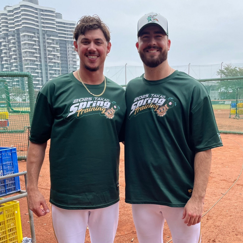 台鋼雄鷹新洋投艾速特（右）、石萬金加入春訓。（台鋼球團提供）