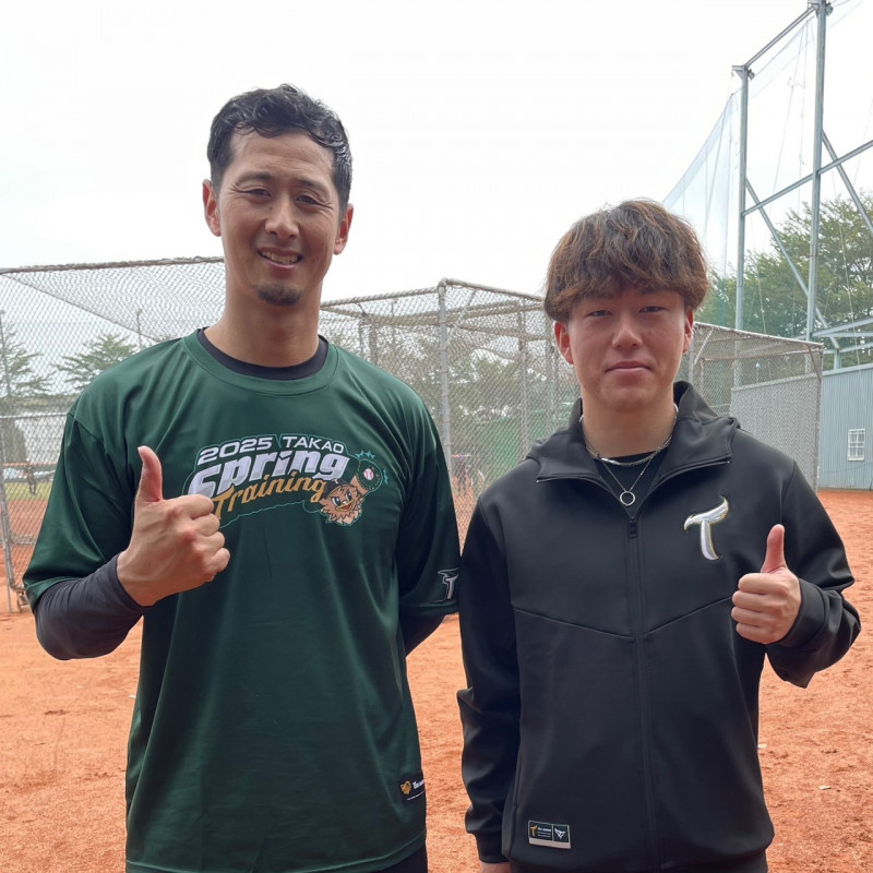 吉田一將（左）、小野寺賢人加入台鋼雄鷹春訓。（台鋼球團提供）