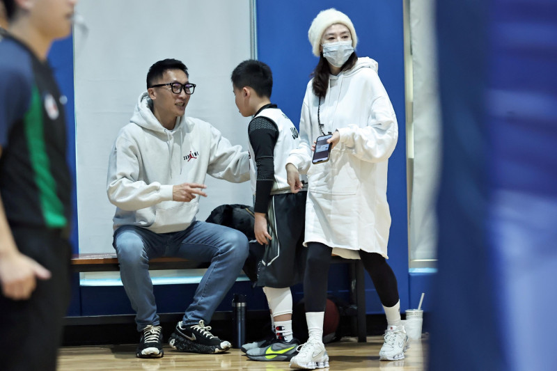 許晉哲現身球場為兒子加油打氣。（U19籃球聯盟提供）