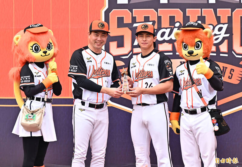 林岳平總教練頒發淬鍊獎給陳傑憲。（記者李惠洲攝）