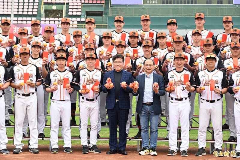 統一獅董事長涂忠正與領隊蘇泰安率領與教練、選手們台南球場大合影。（記者李惠洲攝）