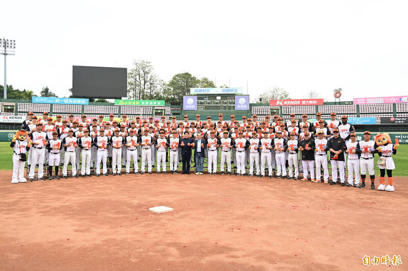 統一獅董事長涂忠正與領隊蘇泰安率領與教練、選手們台南球場大合影。（記者李惠洲攝）