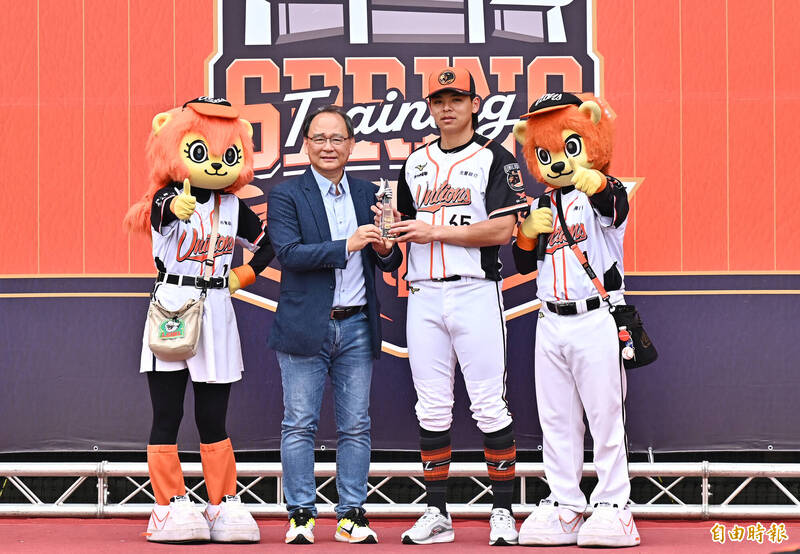 陳重羽代替在旅日的古林睿煬上台領取突破獎杯。（記者李惠洲攝）