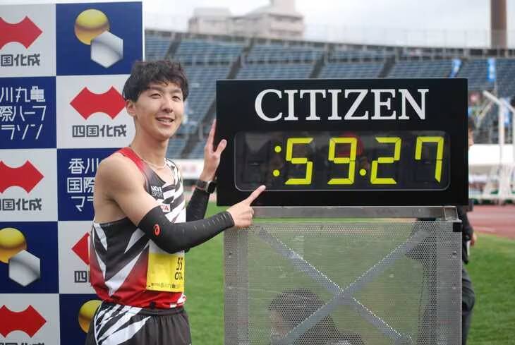 太田智樹在21.0975公里的男子半程馬拉松以59分27秒衝線，締造日本男子半馬新紀錄。（取自產經體育）