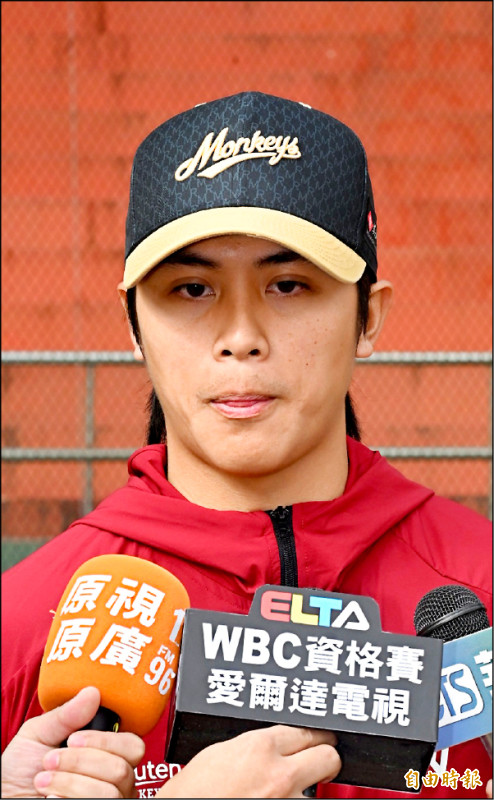 呂詠臻從味全龍轉隊向樂天報到。（記者廖耀東攝）