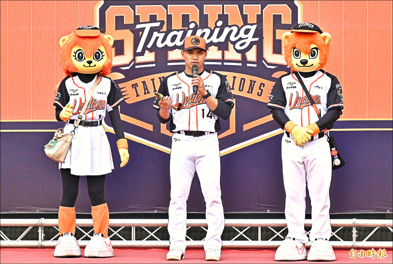 邱智呈（中）獲獅隊頒發精進獎。
（記者李惠洲攝）