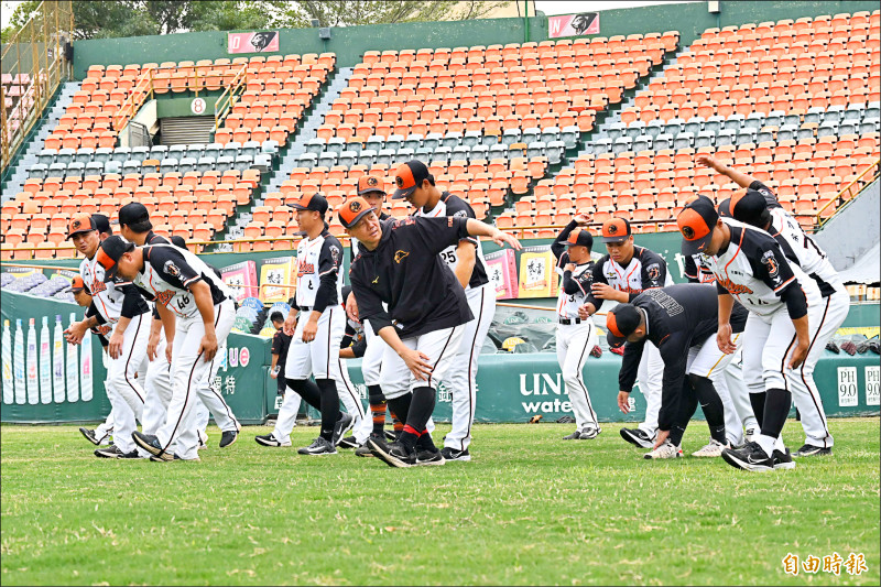 統一獅開訓典禮，揭示年度口號「尚勇」，總教練林岳平希望每位選手都能「自己尚勇」。（記者李惠洲攝）