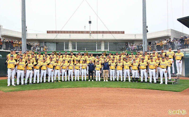 中信兄弟全體教練、選手大合照。（記者李惠洲攝）