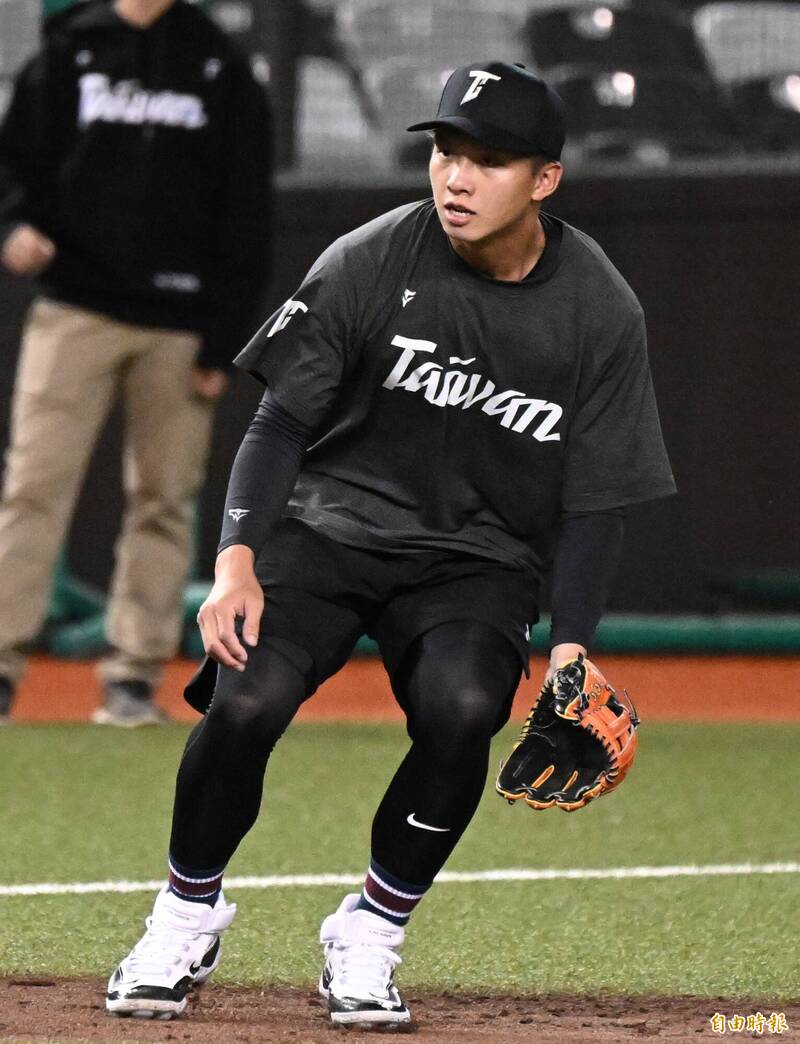 曾子祐做好兼守三壘的準備。（記者林正堃攝）