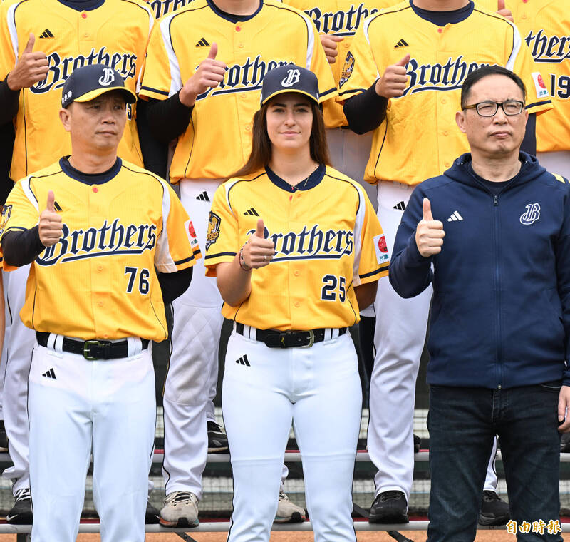 中信兄弟新任一軍打擊教練莎菈成為全場焦點。（記者李惠洲攝）