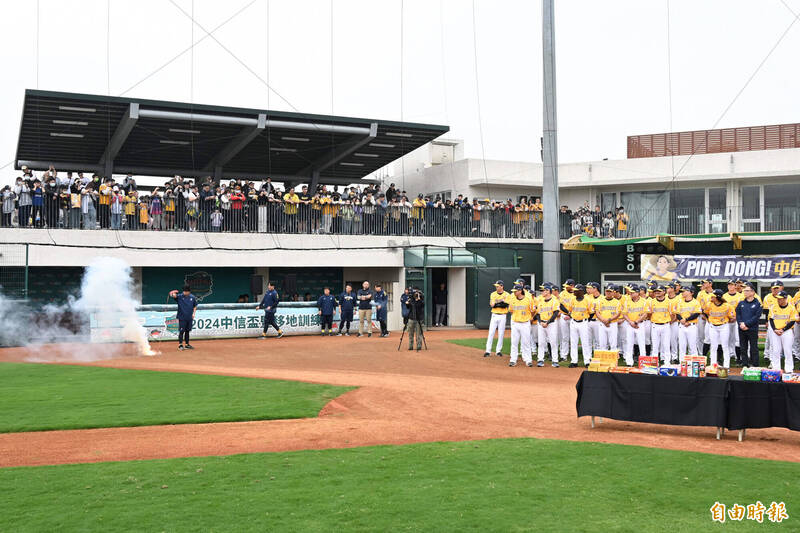 2025年中信兄弟春訓開訓儀式新春團拜。（記者李惠洲攝）